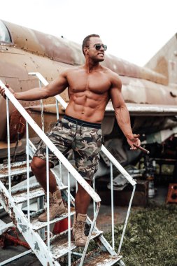 Havaalanında terk edilmiş bir uçağı koruyan güçlü bir ordu.