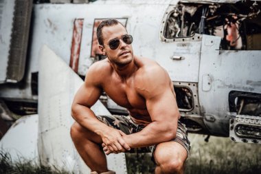 Gözlüklü Amerikan ordusu uçağı düşürdü.