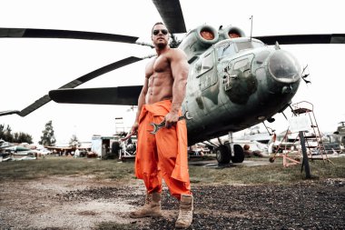 İngiliz anahtarı ve helikopter tutan zalim teknisyen.