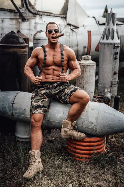 Terk edilmiş uçaklarda oturan yakışıklı adam.