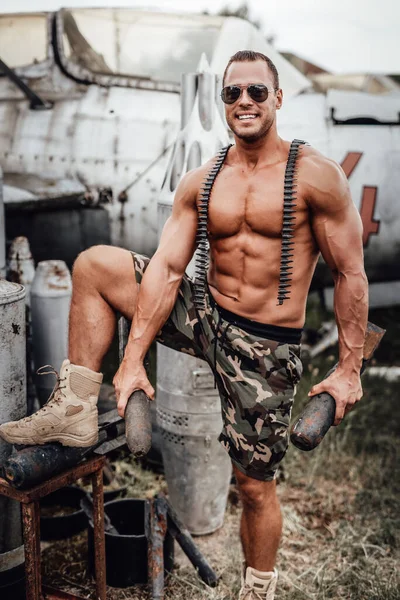 Olumlu vücut geliştirici arkasında uçaklarla bekliyor.