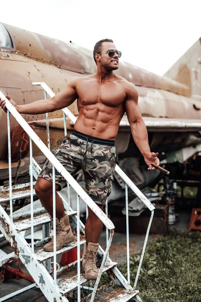 Havaalanında terk edilmiş bir uçağı koruyan güçlü bir ordu.