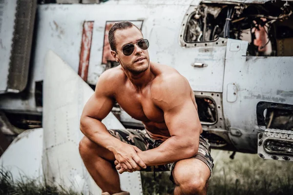 Gözlüklü Amerikan ordusu uçağı düşürdü.