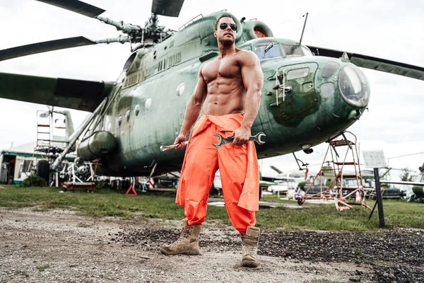 Técnico militar no aeroporto e helicóptero de guerra soviético — Fotografia de Stock