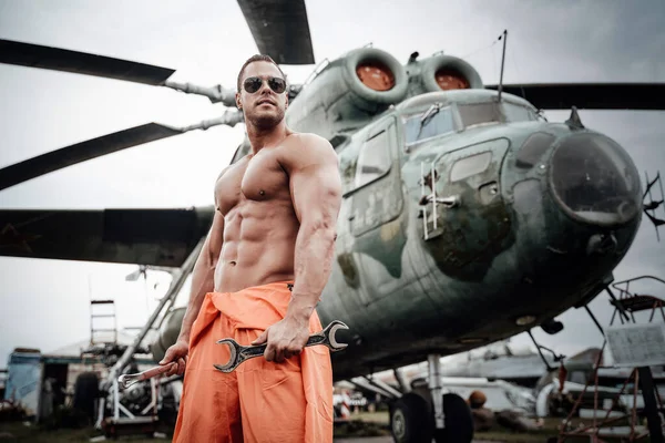 Técnico militar no aeroporto e helicóptero de guerra soviético — Fotografia de Stock