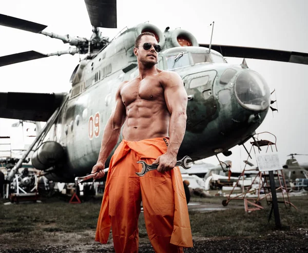 İngiliz anahtarı ve helikopter tutan zalim teknisyen.