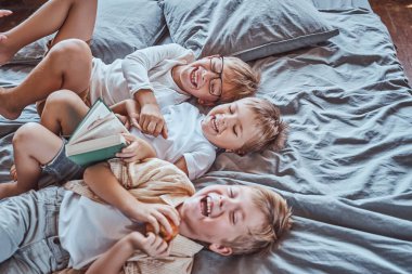 Oyun okulunda oynayan mutlu çocuklar.