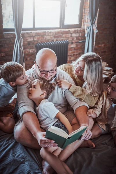 Joyful brothers and their father and mother at home — Stock Photo, Image