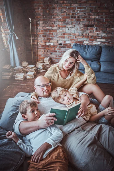 Amerikan ailesi çocuklarıyla oturma odasında.