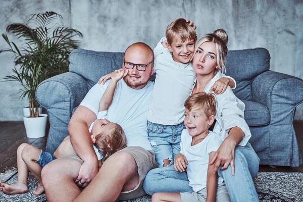 Familjen vilar i sitt rum med minimalistisk inredning — Stockfoto