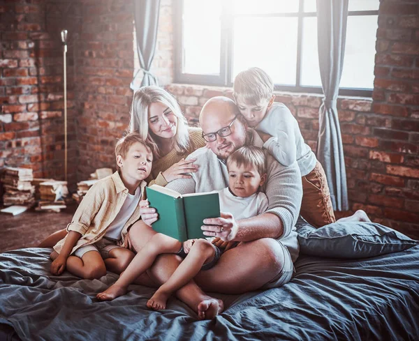 Irmãos alegres e seu pai e mãe em casa — Fotografia de Stock