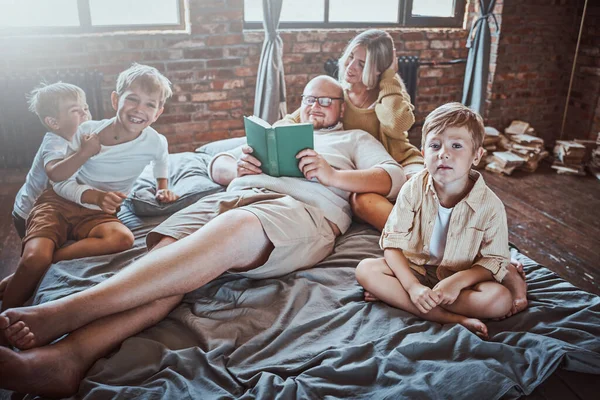 Amar a la familia pasar un buen rato en casa — Foto de Stock