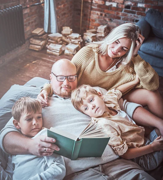 Família amorosa se divertindo em casa — Fotografia de Stock