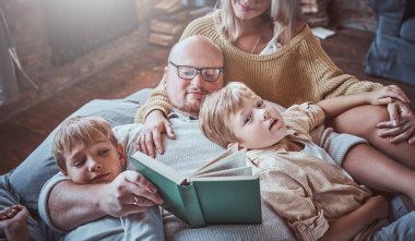 Amerikan ailesi çocuklarıyla oturma odasında.