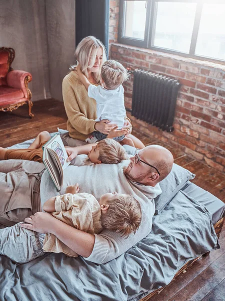 Família americana na sala de estar com seus filhos — Fotografia de Stock