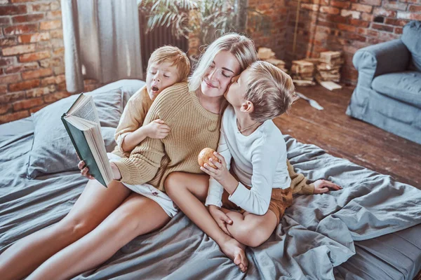 Família americana de mãe e dois filhos descansando no quarto — Fotografia de Stock