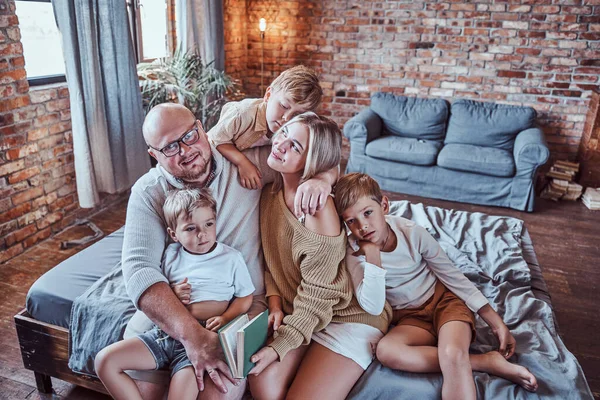 Família americana na sala de estar com seus filhos — Fotografia de Stock