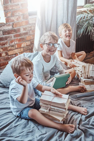 Muitos dos livros e meninos em kindgartens sala de descanso — Fotografia de Stock