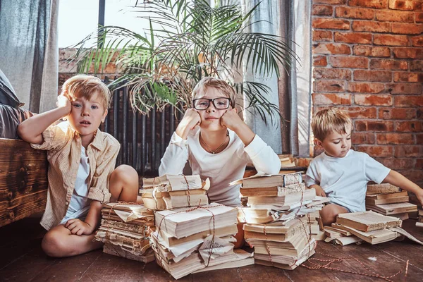 Ungdomar pojkar läser några böcker i vardagsrummet — Stockfoto