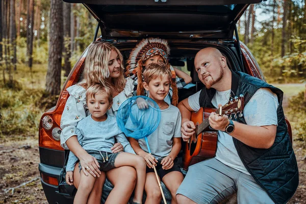 Esposa americana y marido con hijos en coche — Foto de Stock