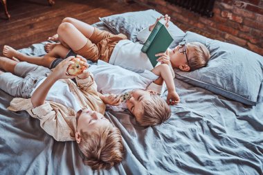 Anaokulu çocukları oyun okulunda dinleniyor ve kitap öğreniyor.