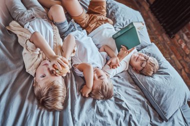 Anaokulu çocukları oyun okulunda dinleniyor ve kitap öğreniyor.