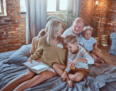 Sevgi dolu aile evde iyi vakit geçiriyor.