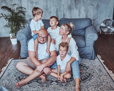 Aile minimalist iç mekanlı odalarında dinleniyor.
