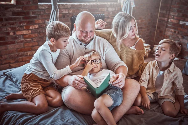 Hermanos alegres y su padre y su madre en casa — Foto de Stock