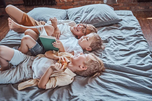 Sala educativa dos kindgartens e irmão que descansam — Fotografia de Stock