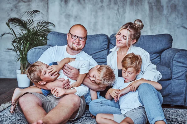 Madre y padre cariñosos preocupándose por sus hijos — Foto de Stock