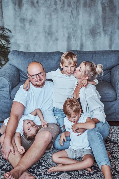 Amante mãe e pai cuidando de seus filhos — Fotografia de Stock