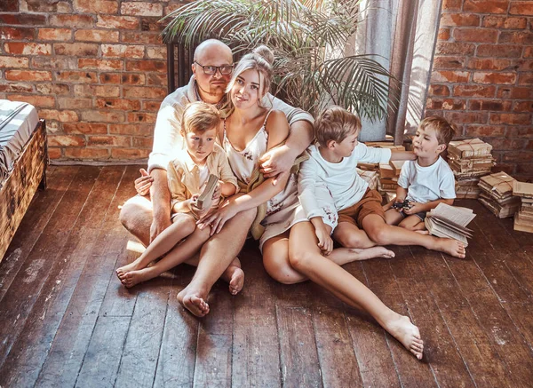 Güzel bir çift ve çocukları evde kitap okuyor.