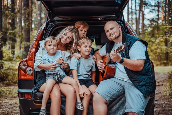 Familia americana con su coche en fin de semana en madera — Foto de Stock