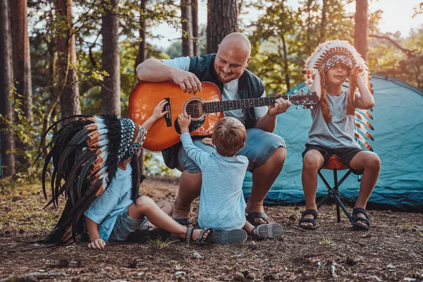 Padre americano che insegna ai suoi ragazzi a suonare la chitarra — Foto Stock