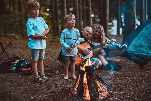 Papà suonare la chitarra per sua moglie e ragazzi — Foto Stock