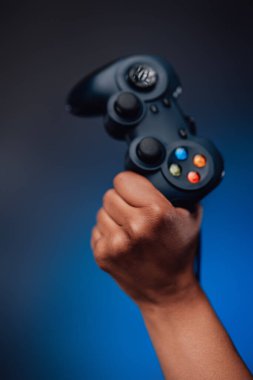 Afrikalı kızlar puslu arka planda joystick 'i kavrıyor