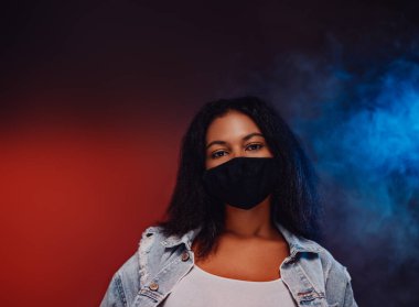 Kadın siyah bir maske takıyordu ve siyah maskeden korunuyordu.