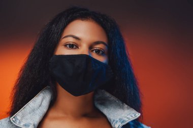 Yüzü maskeli Afrikalı kız sağlığını koruyor