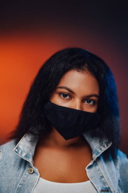 Kadın siyah bir maske takıyordu ve siyah maskeden korunuyordu.