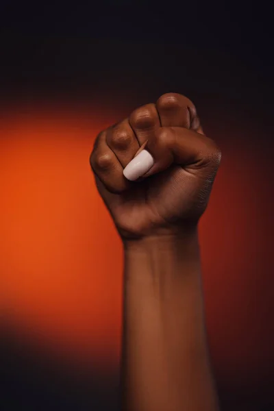 아프리카 여자 손 흑인을 지지하는 시위를 보여 주고 있다 — 스톡 사진