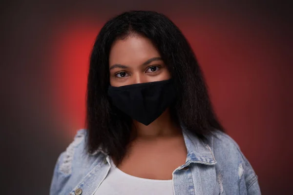Colegiala africana con mascarilla protege su salud —  Fotos de Stock