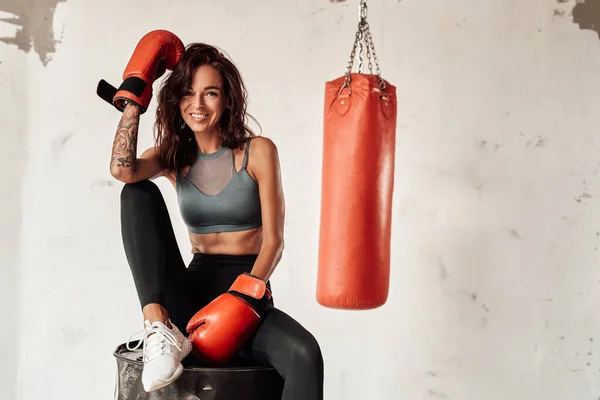 Boxeadora sentada en barril en sala de entrenamiento —  Fotos de Stock