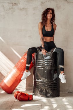 En sevdiği spor hobisi olan zayıf görünümlü bir kız.