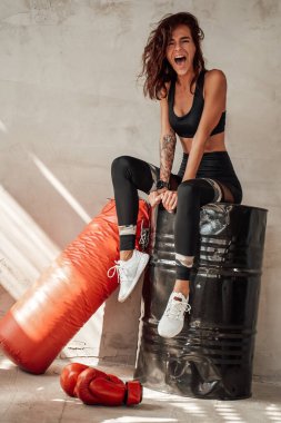 En sevdiği spor hobisi olan zayıf görünümlü bir kız.