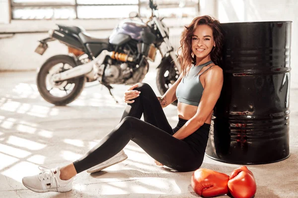 Mujer magra mirando la cámara en la sala de entrenamiento —  Fotos de Stock