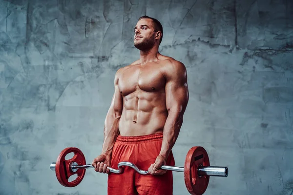 Potente sportivo con allenamenti corpo formato sollevamento pesi — Foto Stock