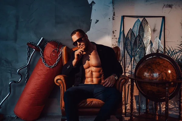 Zalim iş adamı bir sürü eşyayla aynı koltukta oturur.