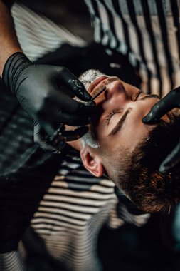 Eski salonlarda berber tarafından yapılan şık ve modern kesim.