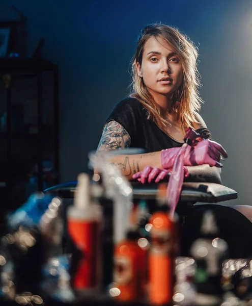 Baştan çıkarıcı kadın dövme ustası stüdyosunda poz veriyor. — Stok fotoğraf